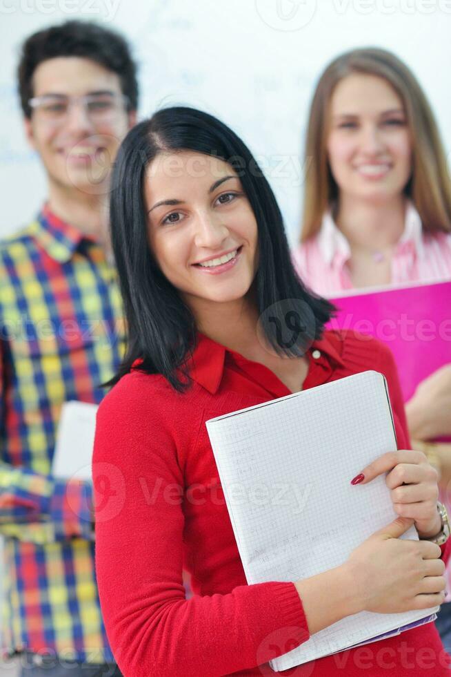 grupo de adolescentes felices en la escuela foto