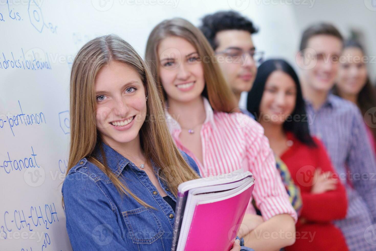 grupo de adolescentes felices en la escuela foto