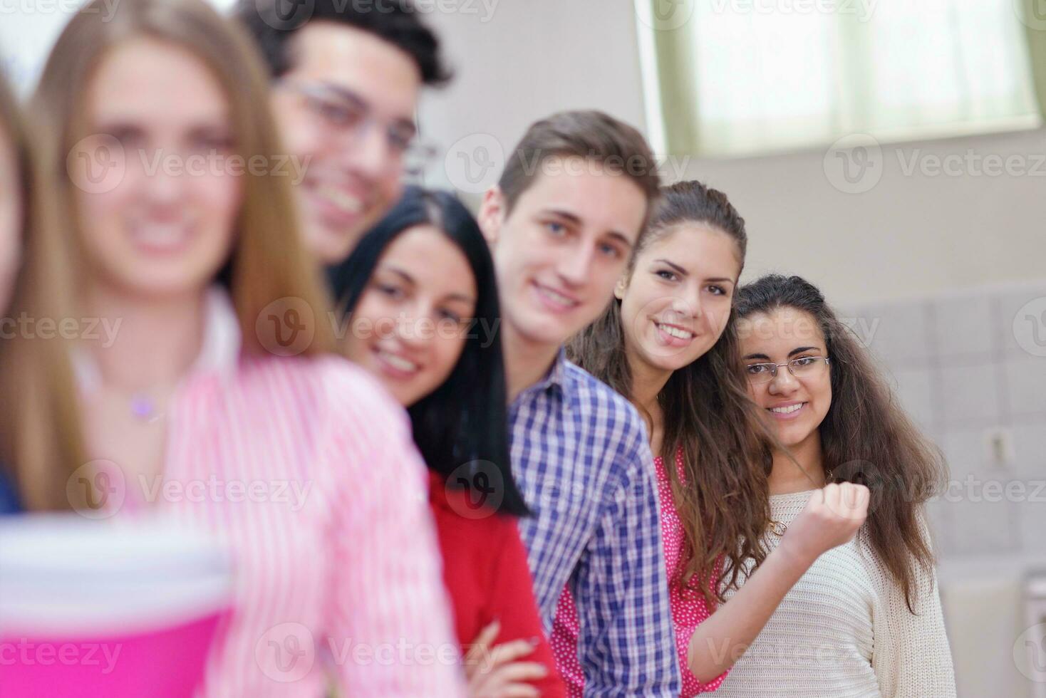 grupo de adolescentes felices en la escuela foto