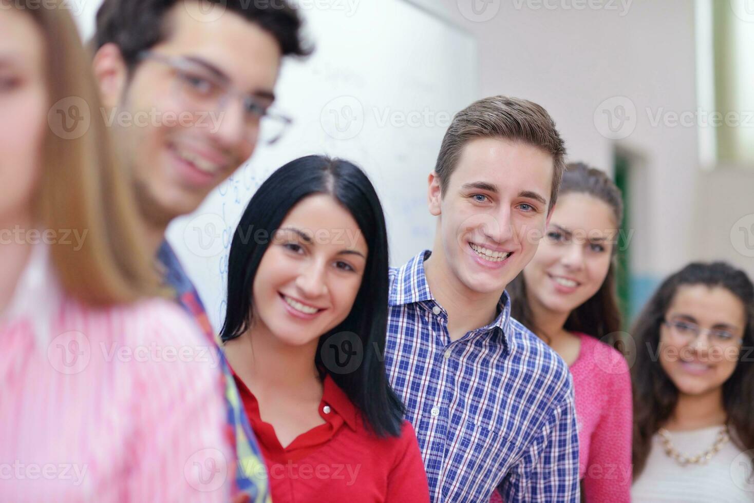 grupo de adolescentes felices en la escuela foto