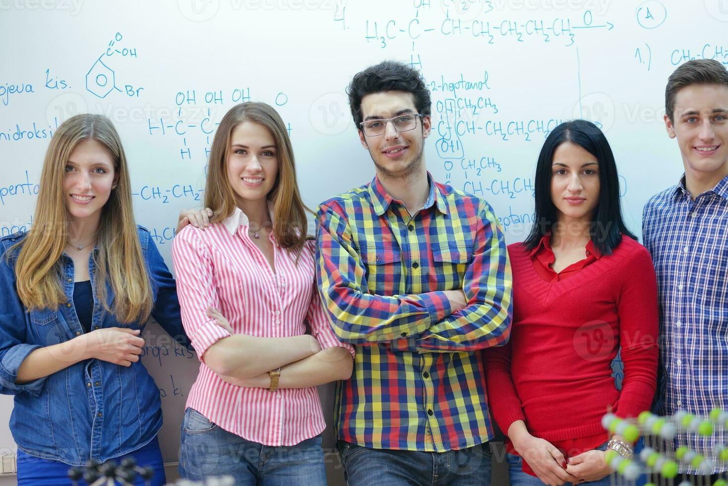 grupo de adolescentes felices en la escuela foto