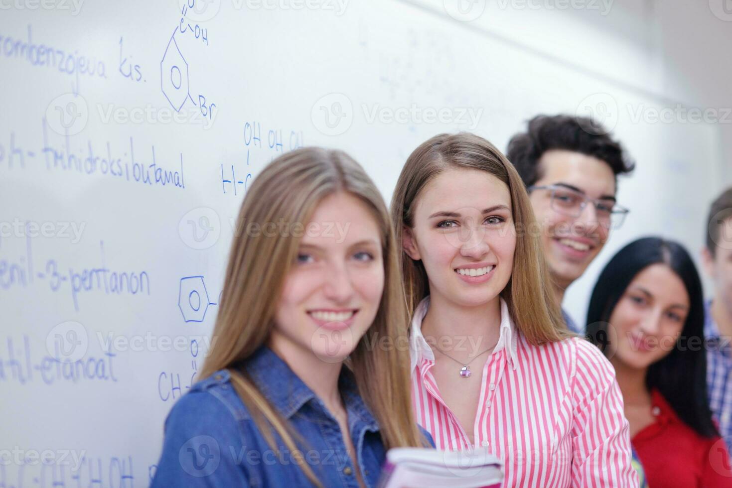 grupo de adolescentes felices en la escuela foto