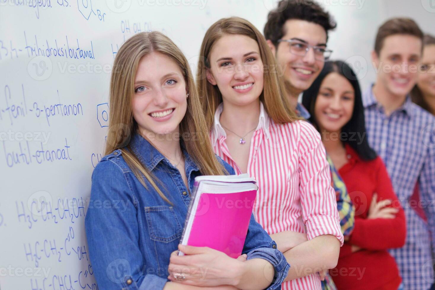 grupo de adolescentes felices en la escuela foto