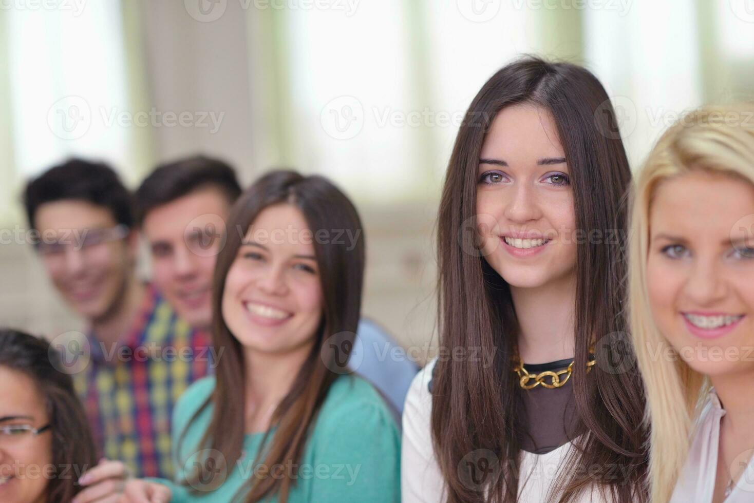 grupo de adolescentes felices en la escuela foto