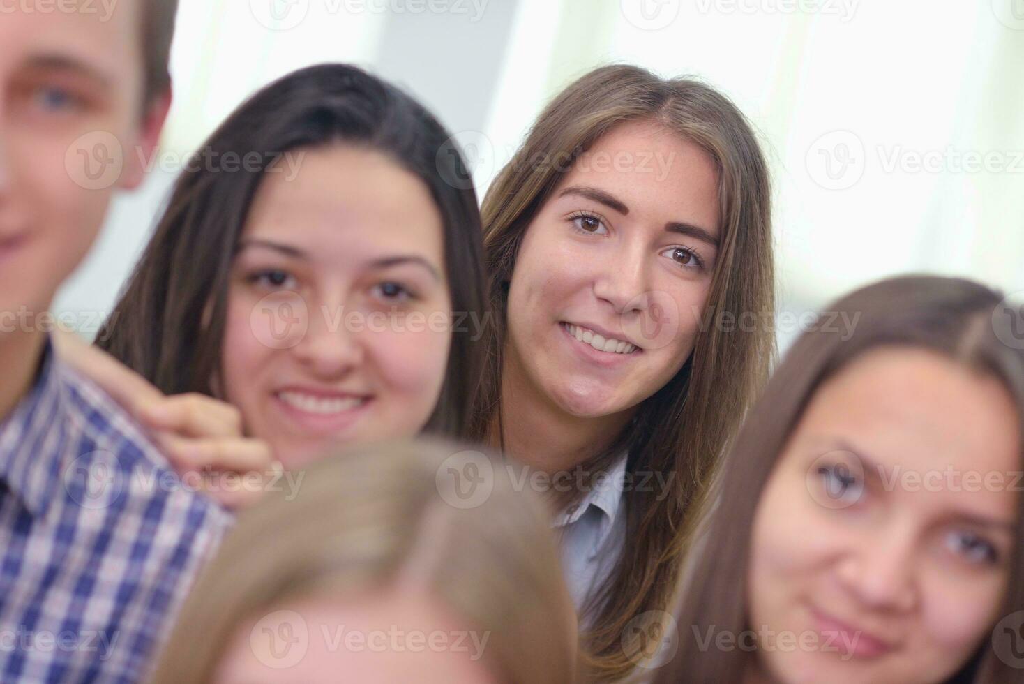 grupo de adolescentes felices en la escuela foto