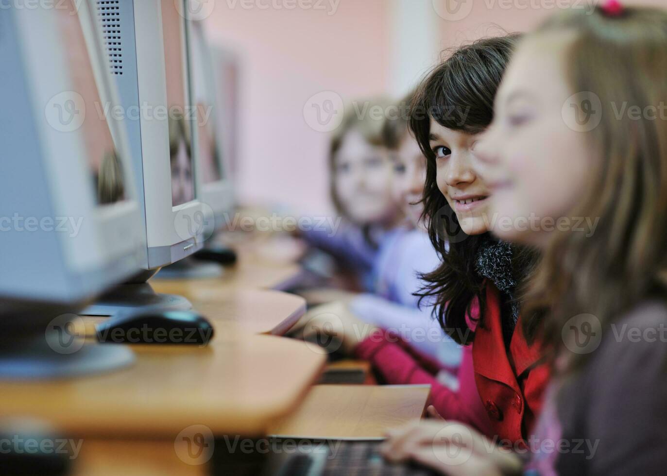 educación de ti con niños en la escuela foto