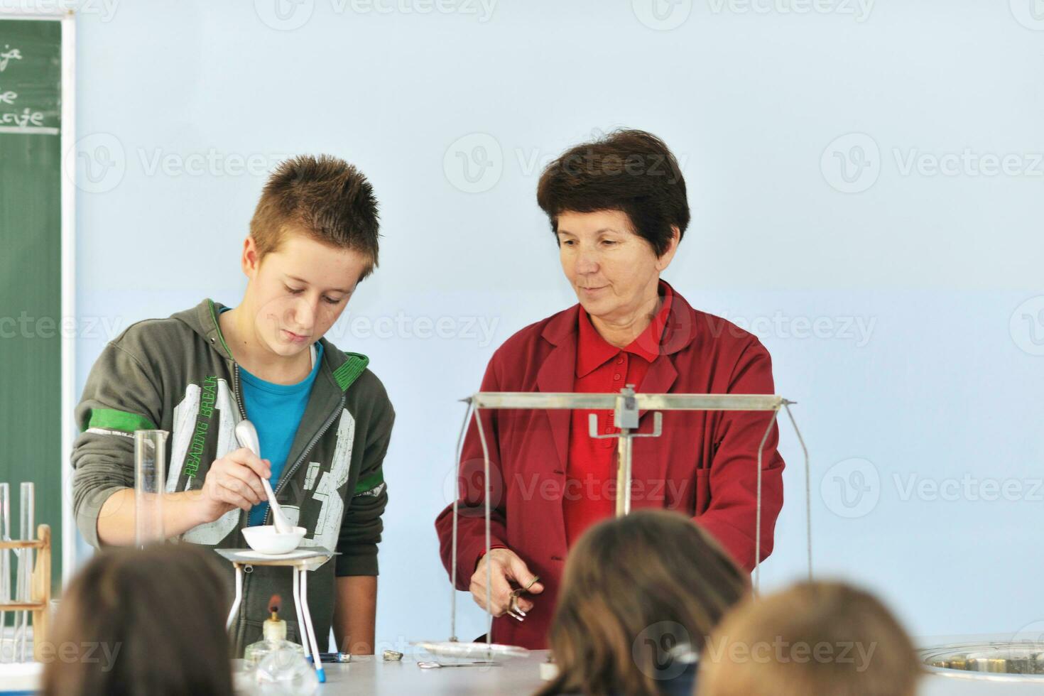 Clases de ciencias y química en la escuela. foto