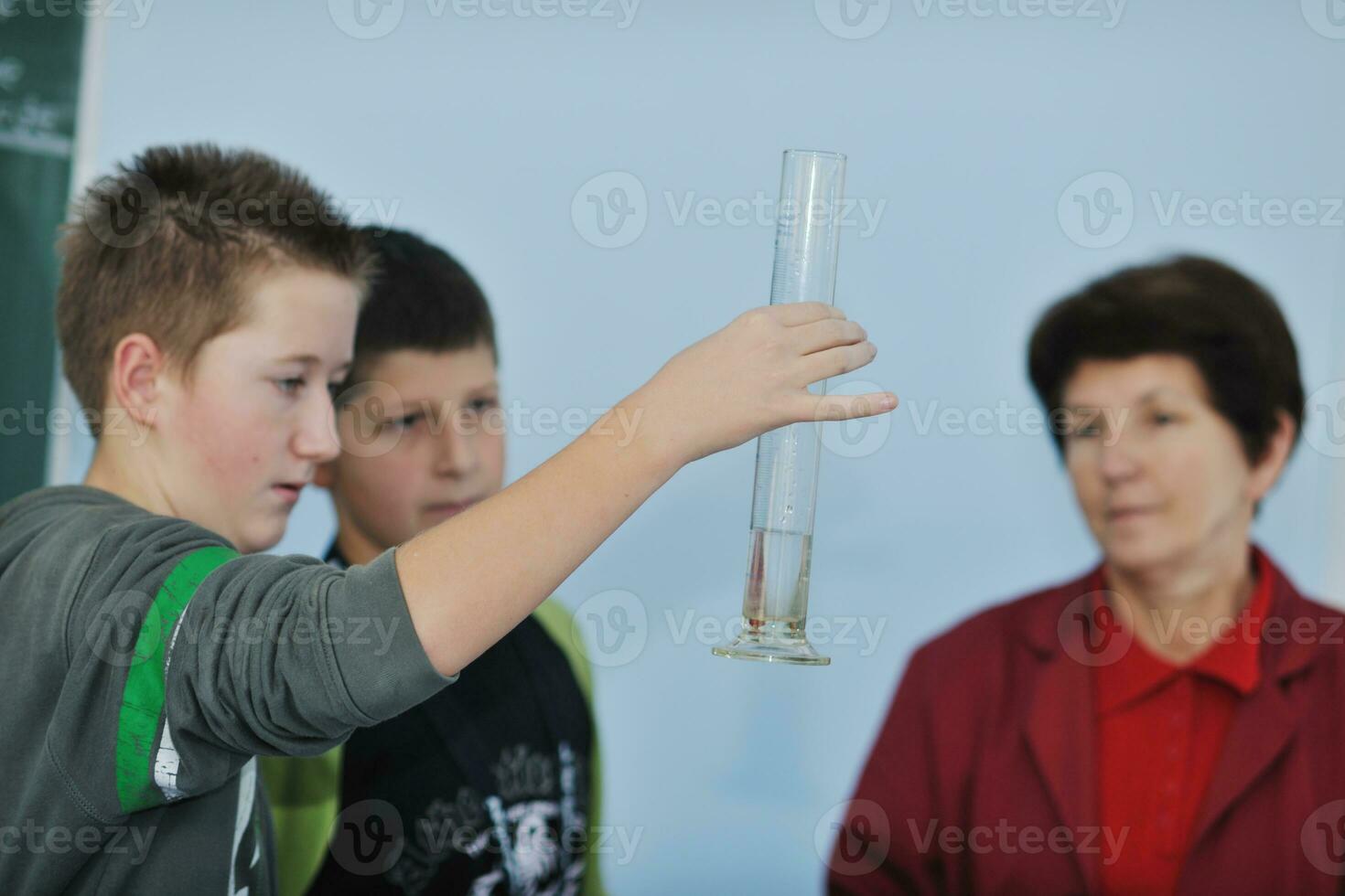 Clases de ciencias y química en la escuela. foto