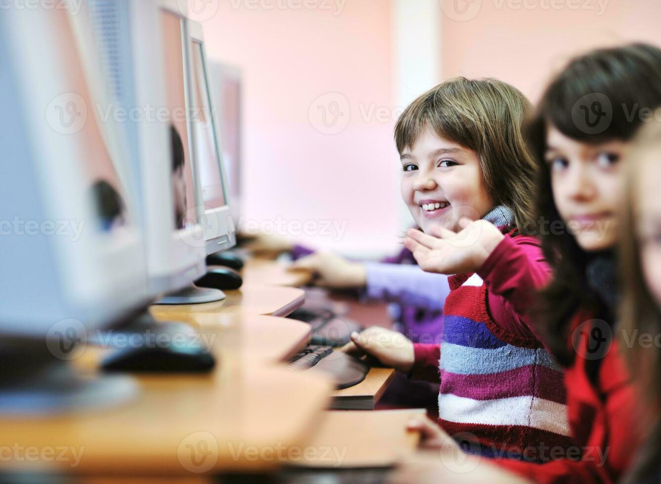 educación de ti con niños en la escuela foto