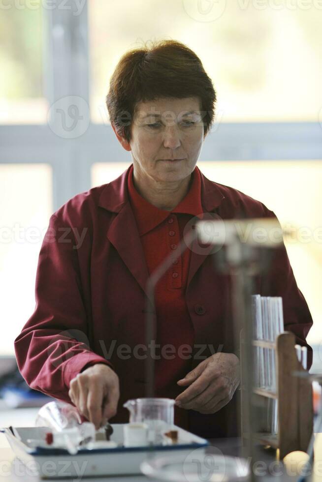 retrato de profesor de ciencias y química en el aula foto