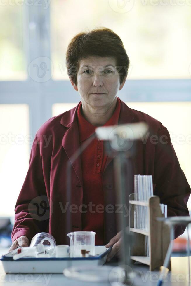 retrato de profesor de ciencias y química en el aula foto