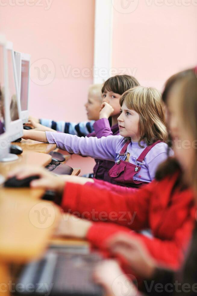 educación de ti con niños en la escuela foto