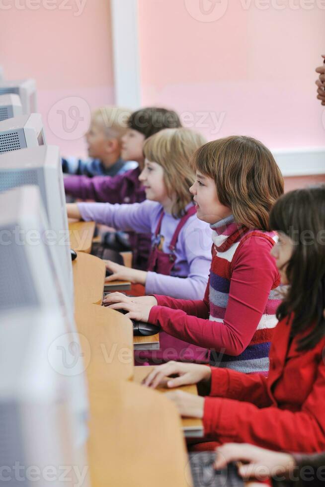 educación de ti con niños en la escuela foto