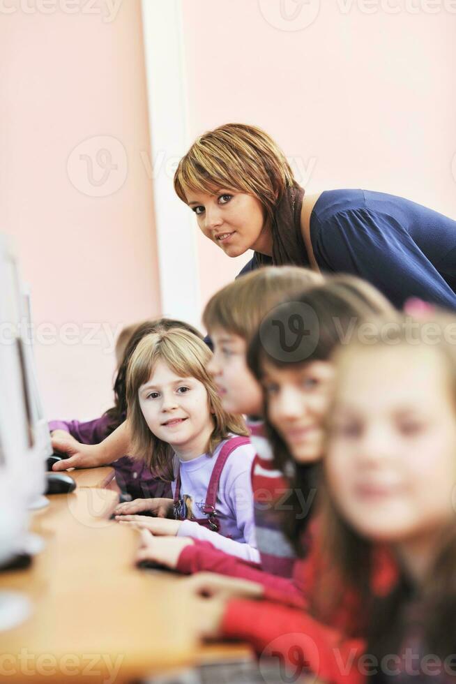 educación de ti con niños en la escuela foto