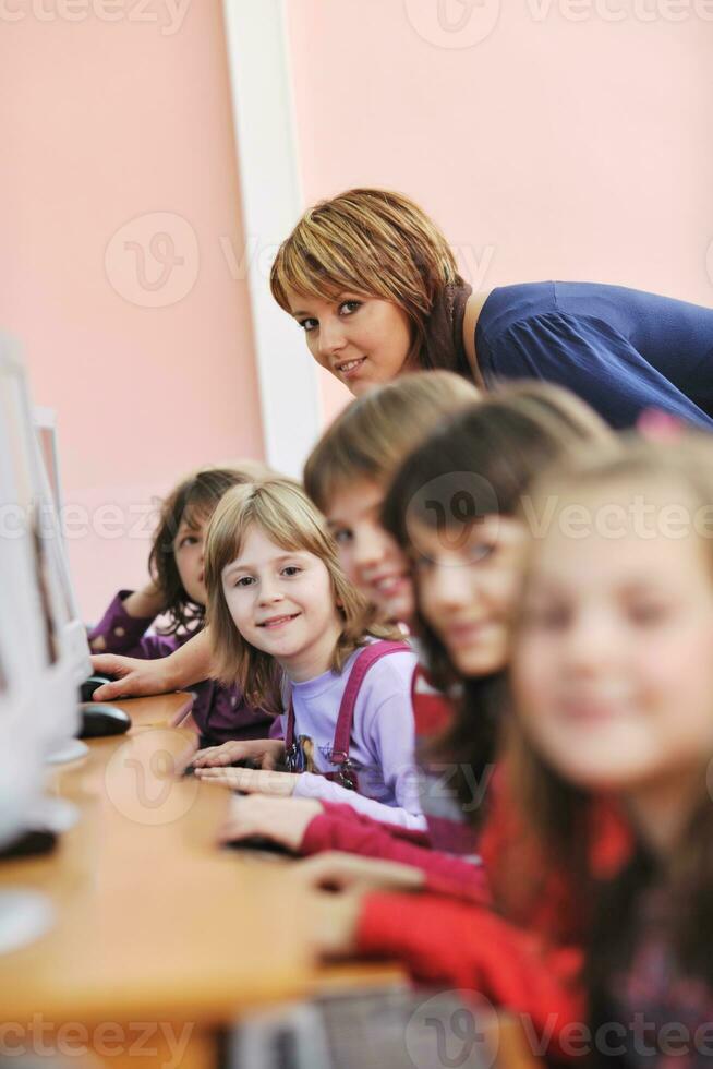 educación de ti con niños en la escuela foto