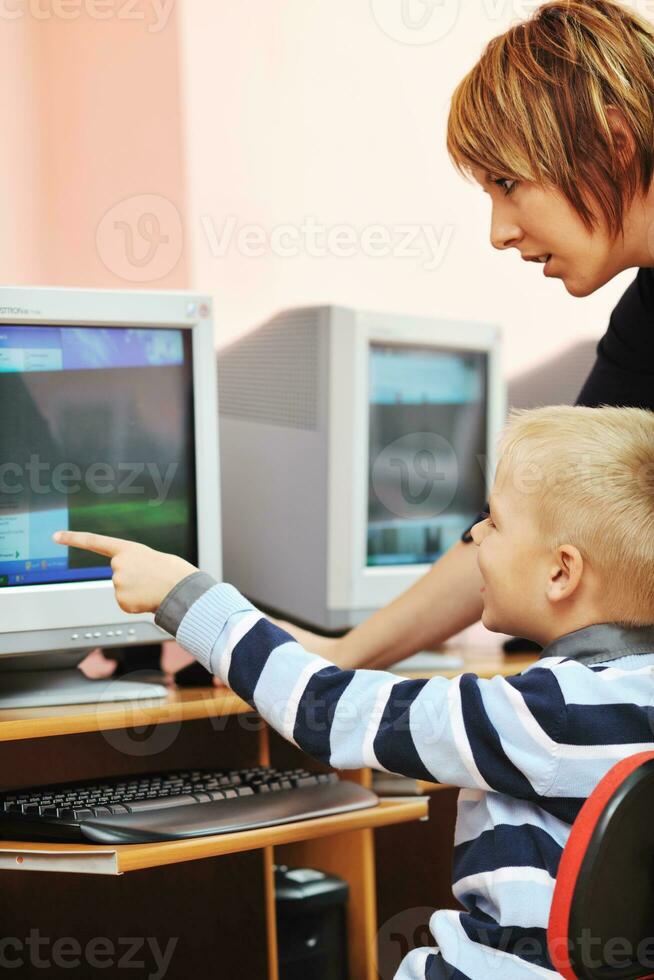 educación de ti con niños en la escuela foto