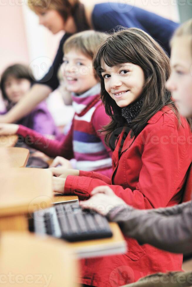 educación de ti con niños en la escuela foto