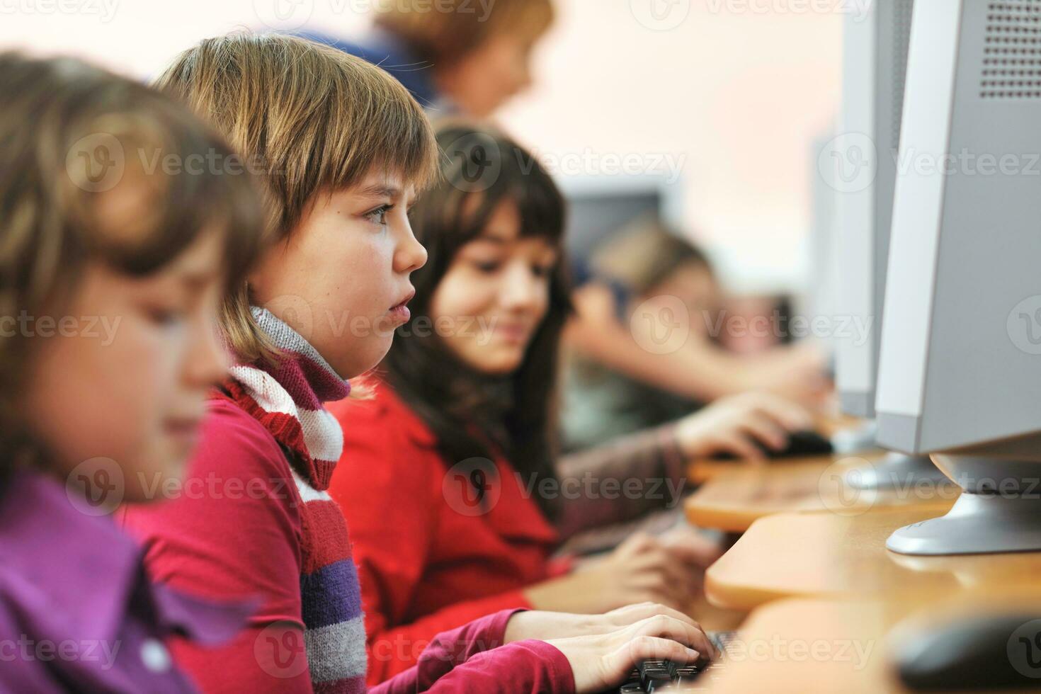 educación de ti con niños en la escuela foto