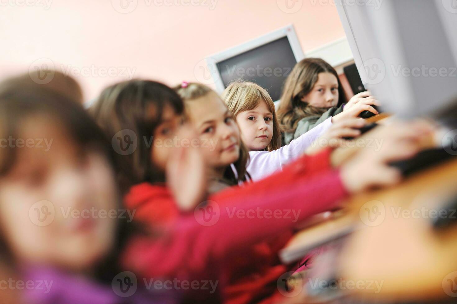 educación de ti con niños en la escuela foto