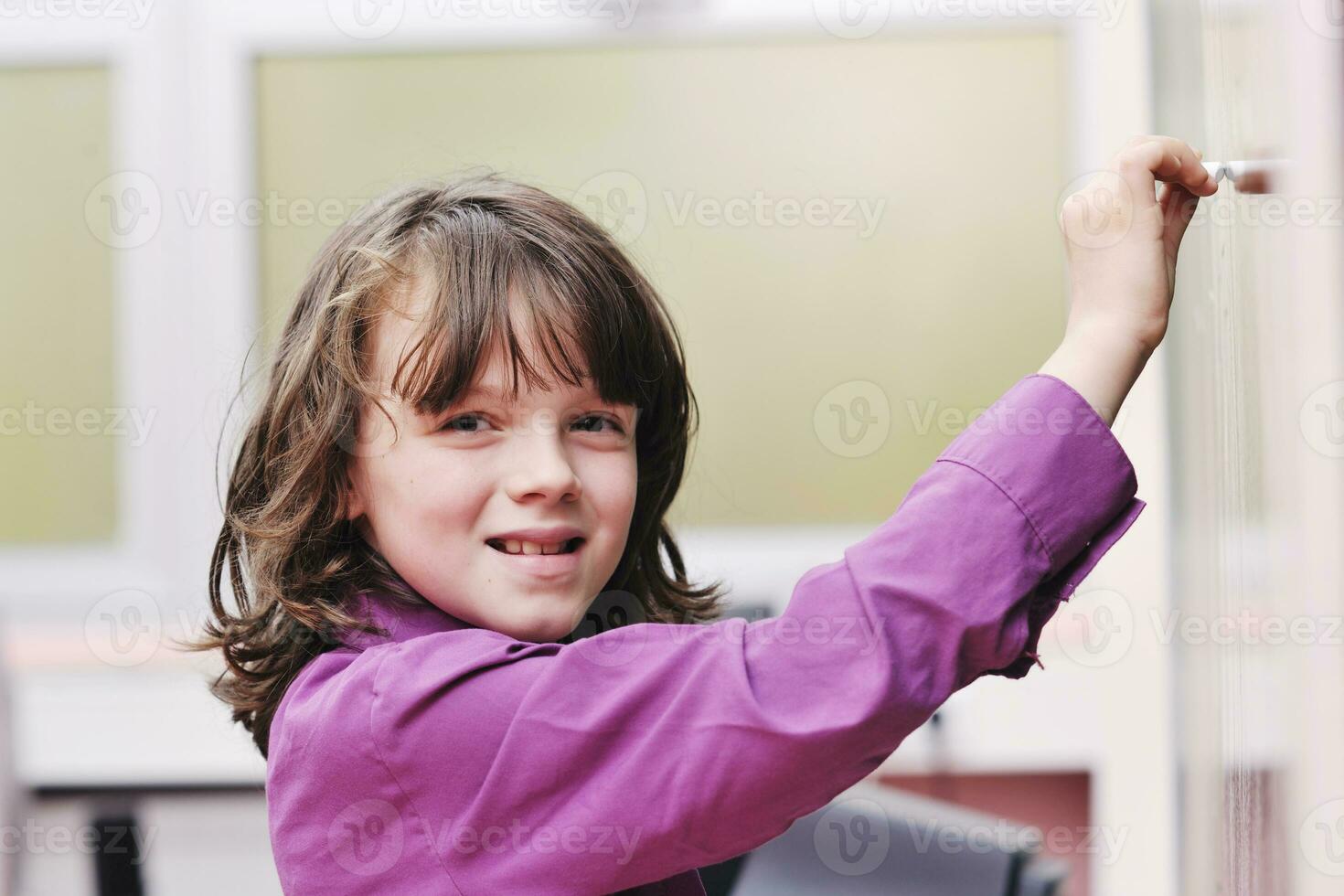 colegiala feliz en clases de matemáticas foto