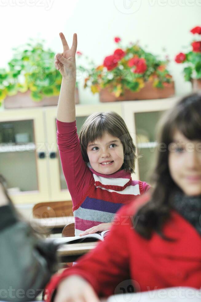 contento niño en escolar tener divertido y aprendizaje arrendamiento foto