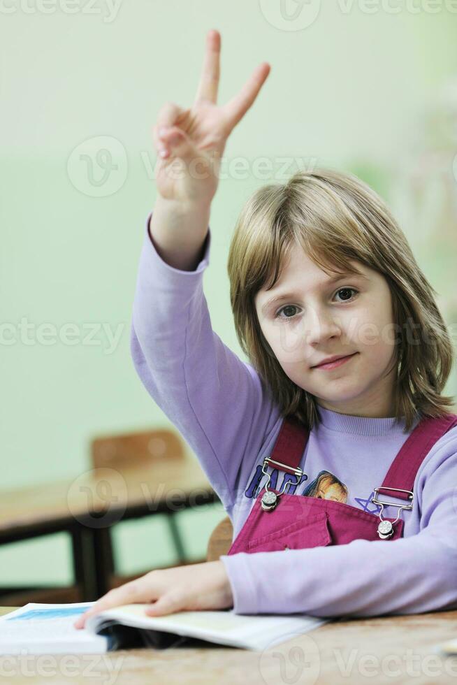 contento niño en escolar tener divertido y aprendizaje arrendamiento foto