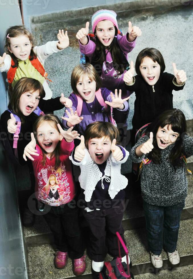 grupo de niños felices en la escuela foto