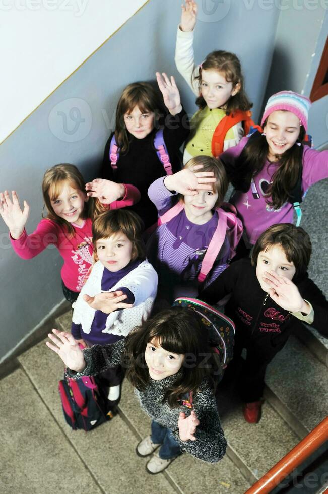 grupo de niños felices en la escuela foto