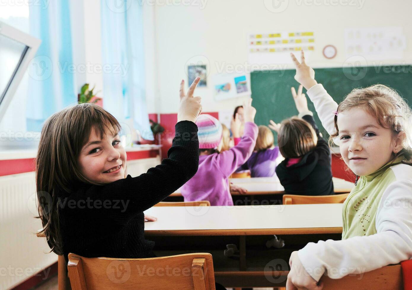 niños felices con el maestro en el aula de la escuela foto