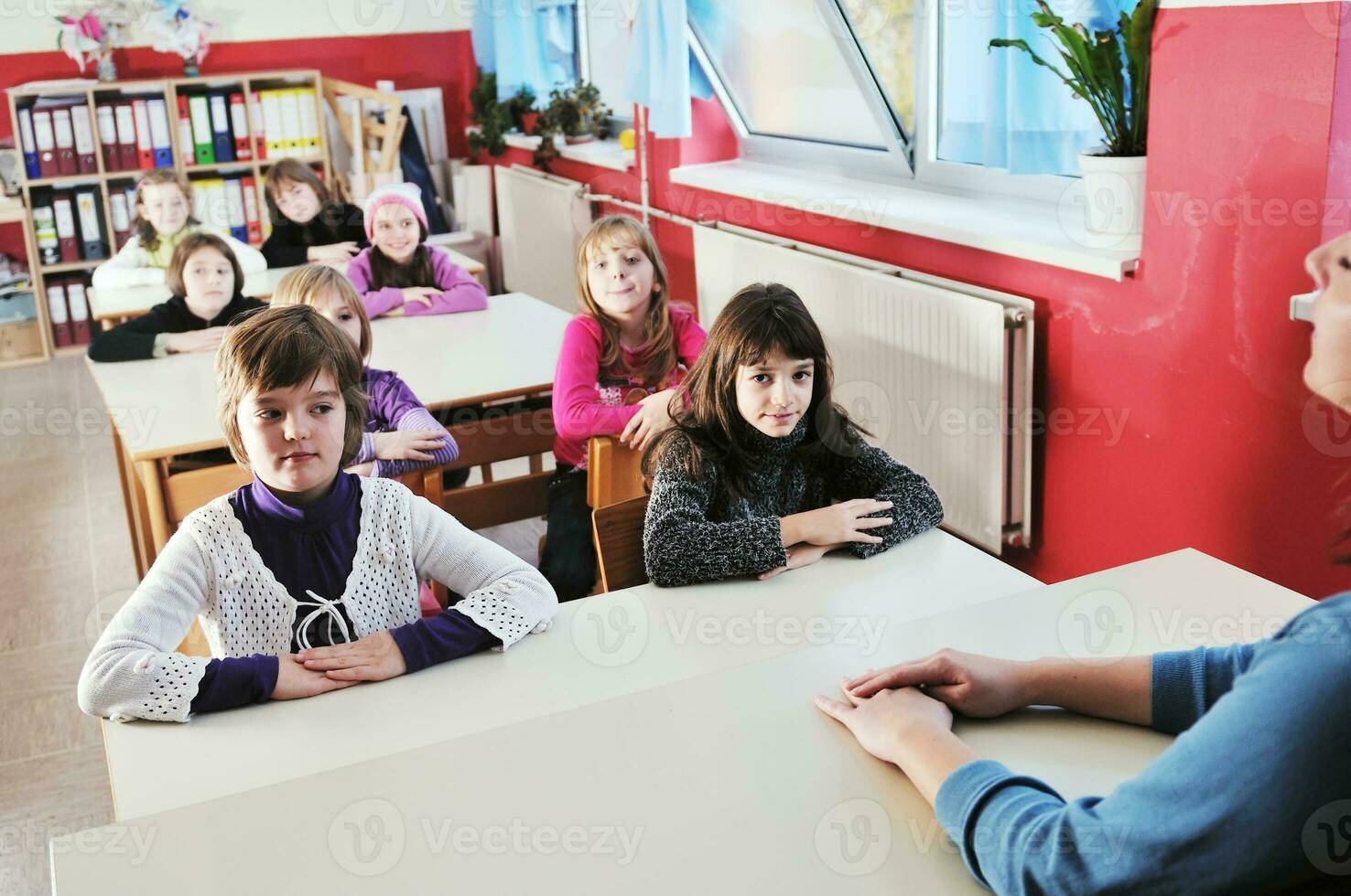 niños felices con el maestro en el aula de la escuela foto