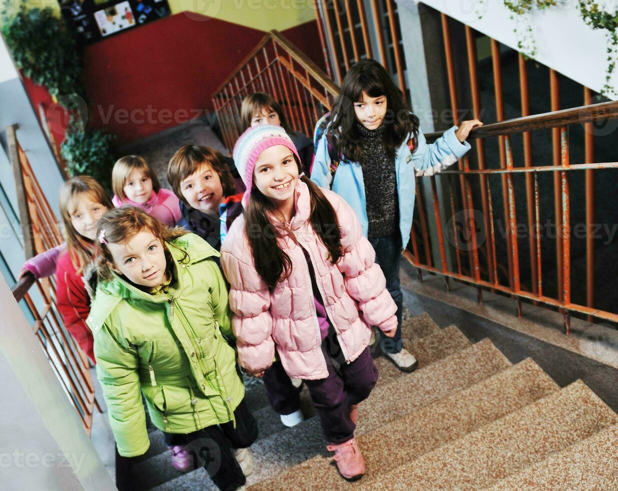 grupo de niños felices en la escuela foto