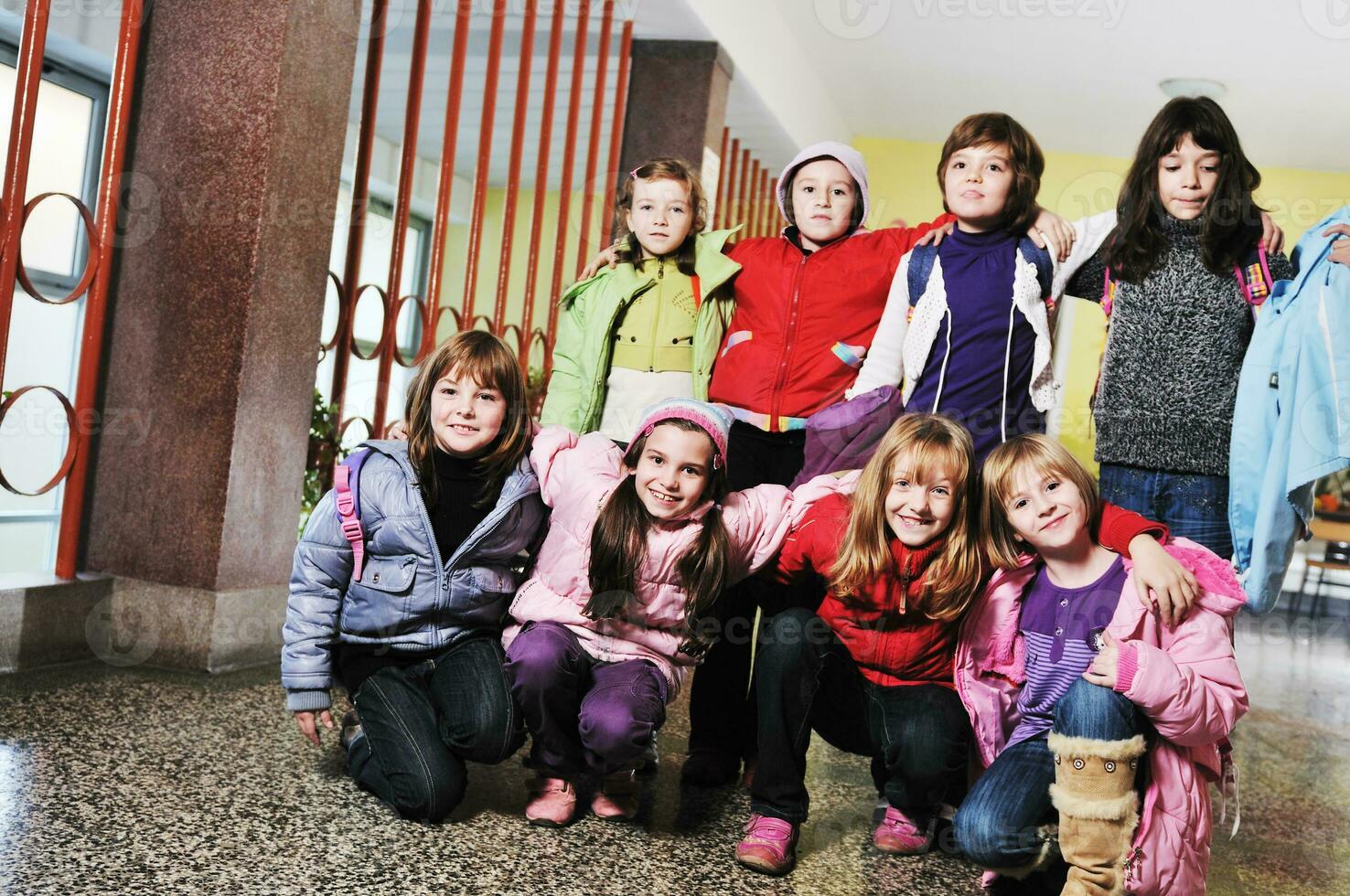 grupo de niños felices en la escuela foto