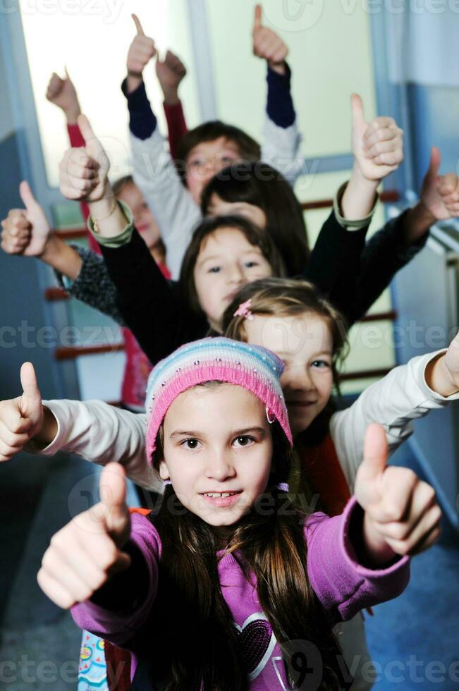grupo de niños felices en la escuela foto
