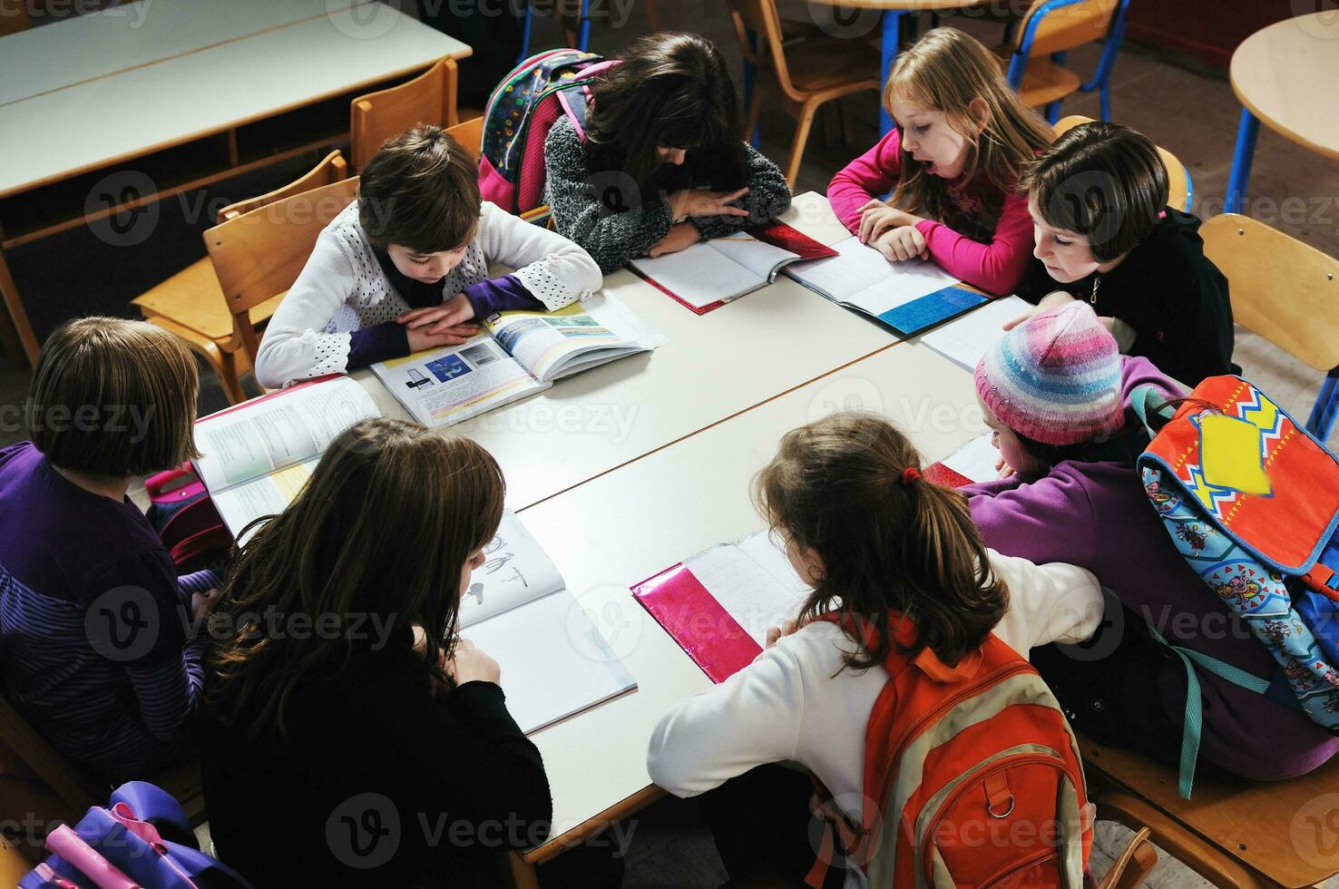 grupo de niños felices en la escuela foto