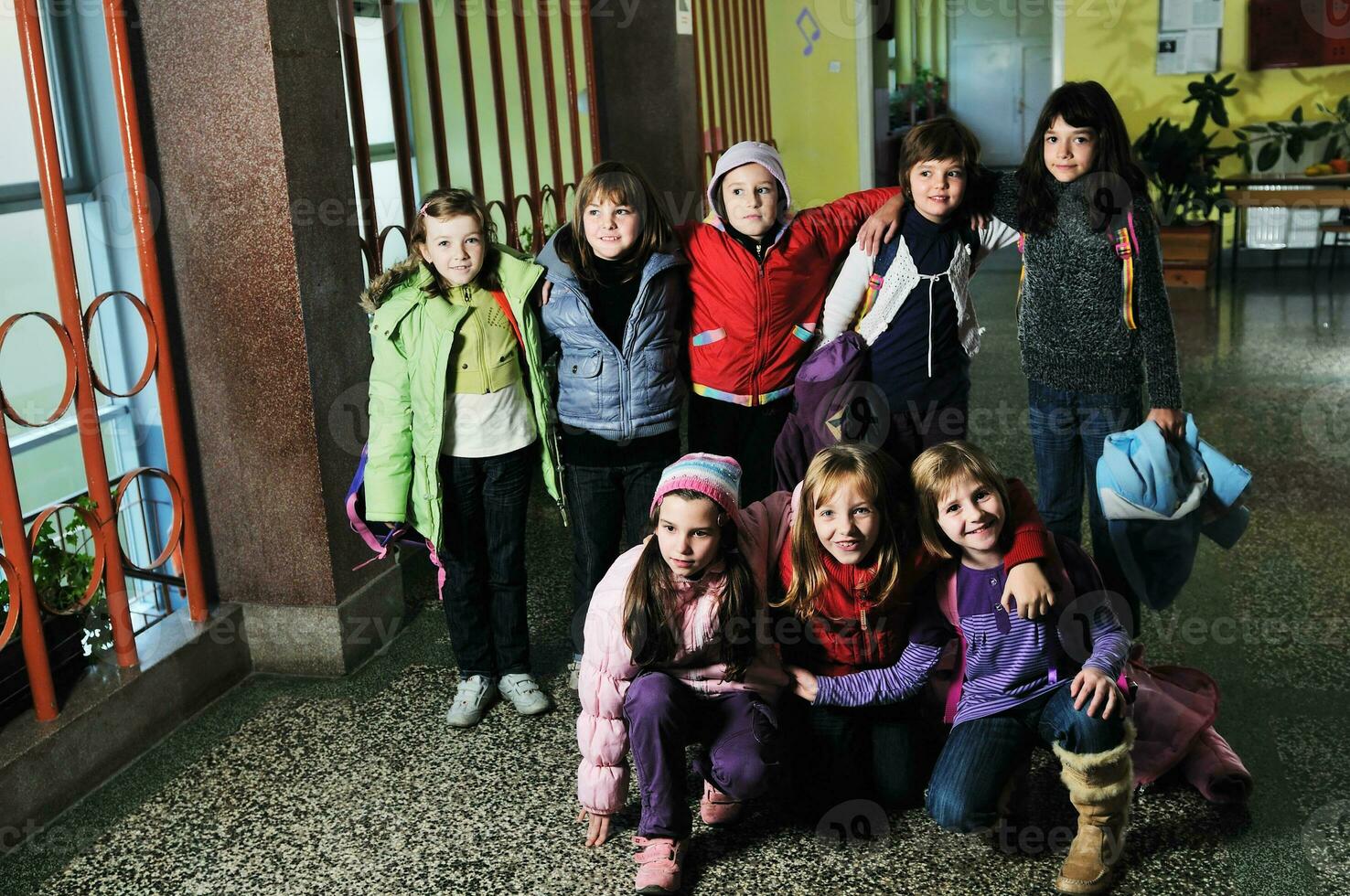 grupo de niños felices en la escuela foto