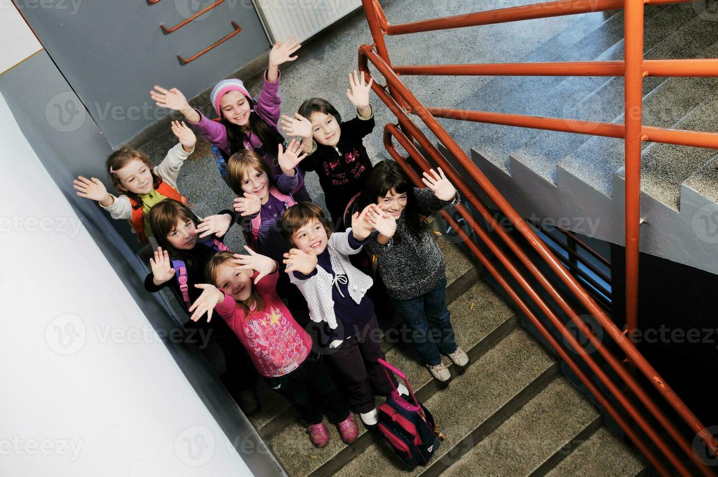 grupo de niños felices en la escuela foto