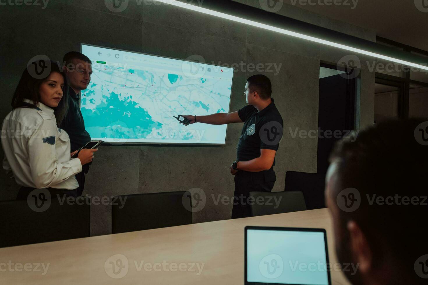 grupo de seguridad datos centrar operadores trabajando en un cctv supervisión habitación mirando en múltiple monitores oficiales supervisión múltiple pantallas para suspicaz ocupaciones equipo trabajando en el sistema controlar foto