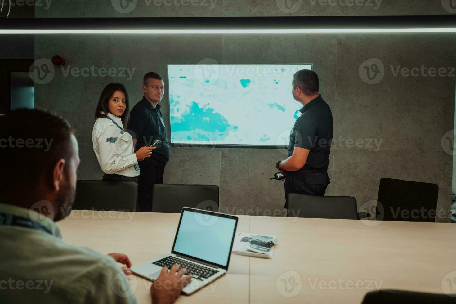 grupo de seguridad datos centrar operadores trabajando en un cctv supervisión habitación mirando en múltiple monitores oficiales supervisión múltiple pantallas para suspicaz ocupaciones equipo trabajando en el sistema controlar foto