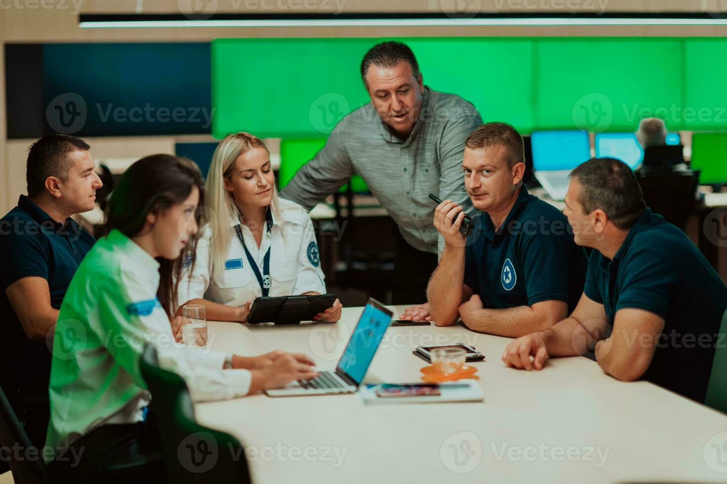 grupo de seguridad guardias sentado y teniendo instrucciones en el sistema controlar habitación ellos son trabajando en seguridad datos centrar rodeado por múltiple pantallas foto