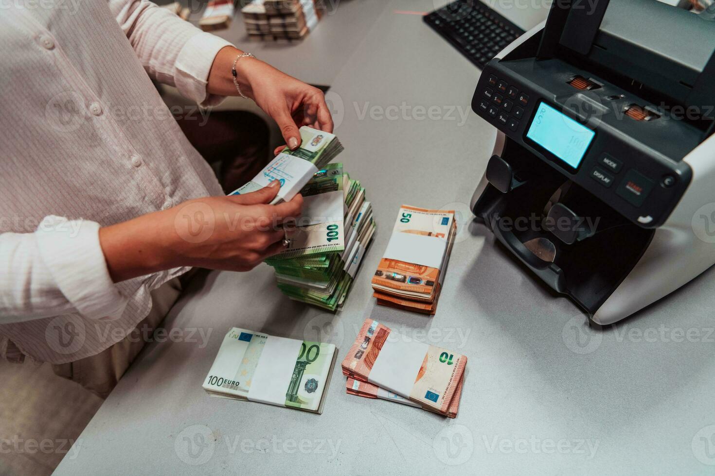 banco empleados utilizando dinero contando máquina mientras clasificación y contando papel billetes dentro banco bóveda. grande cantidades de dinero en el banco foto