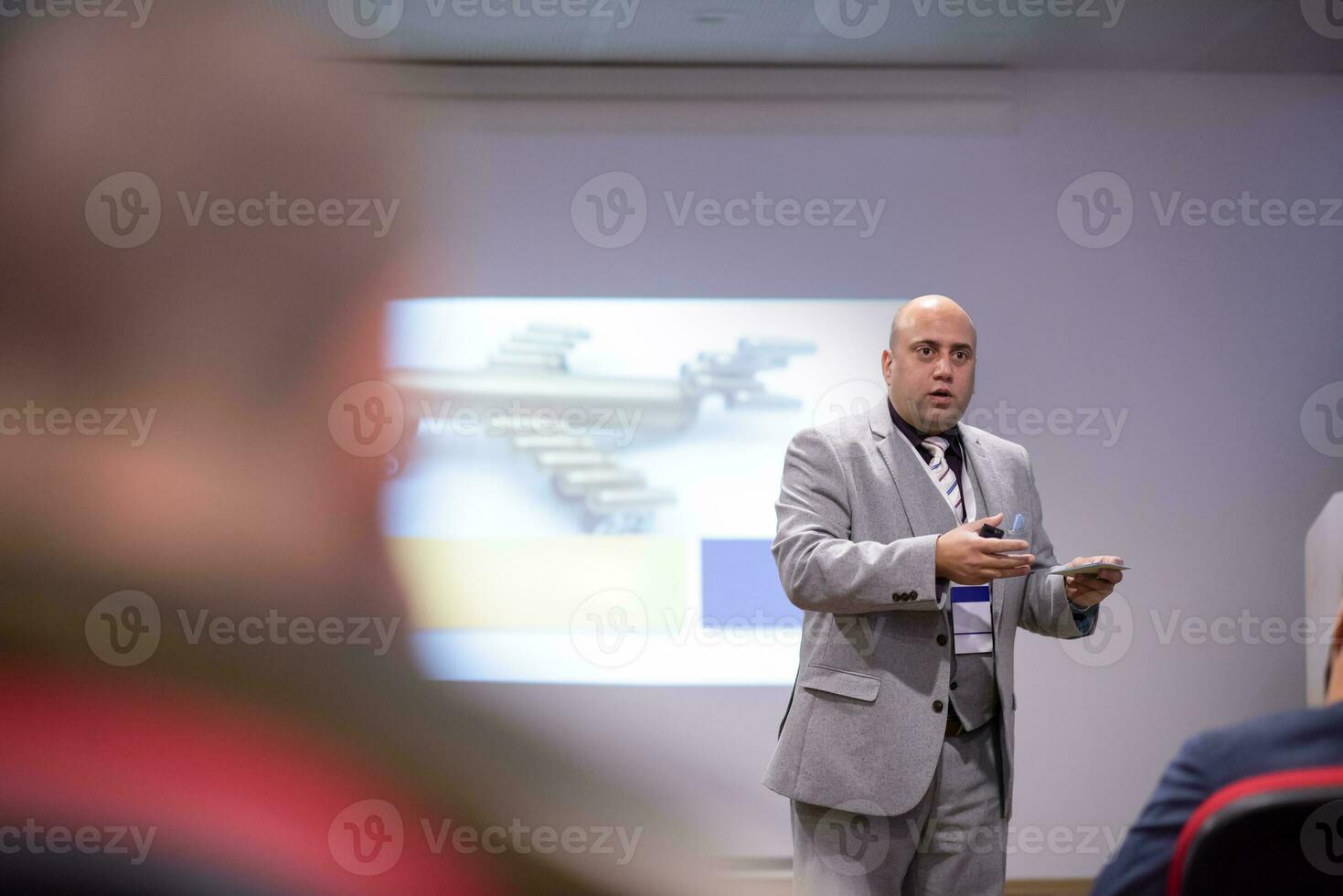 empresario dando presentaciones en la sala de conferencias foto