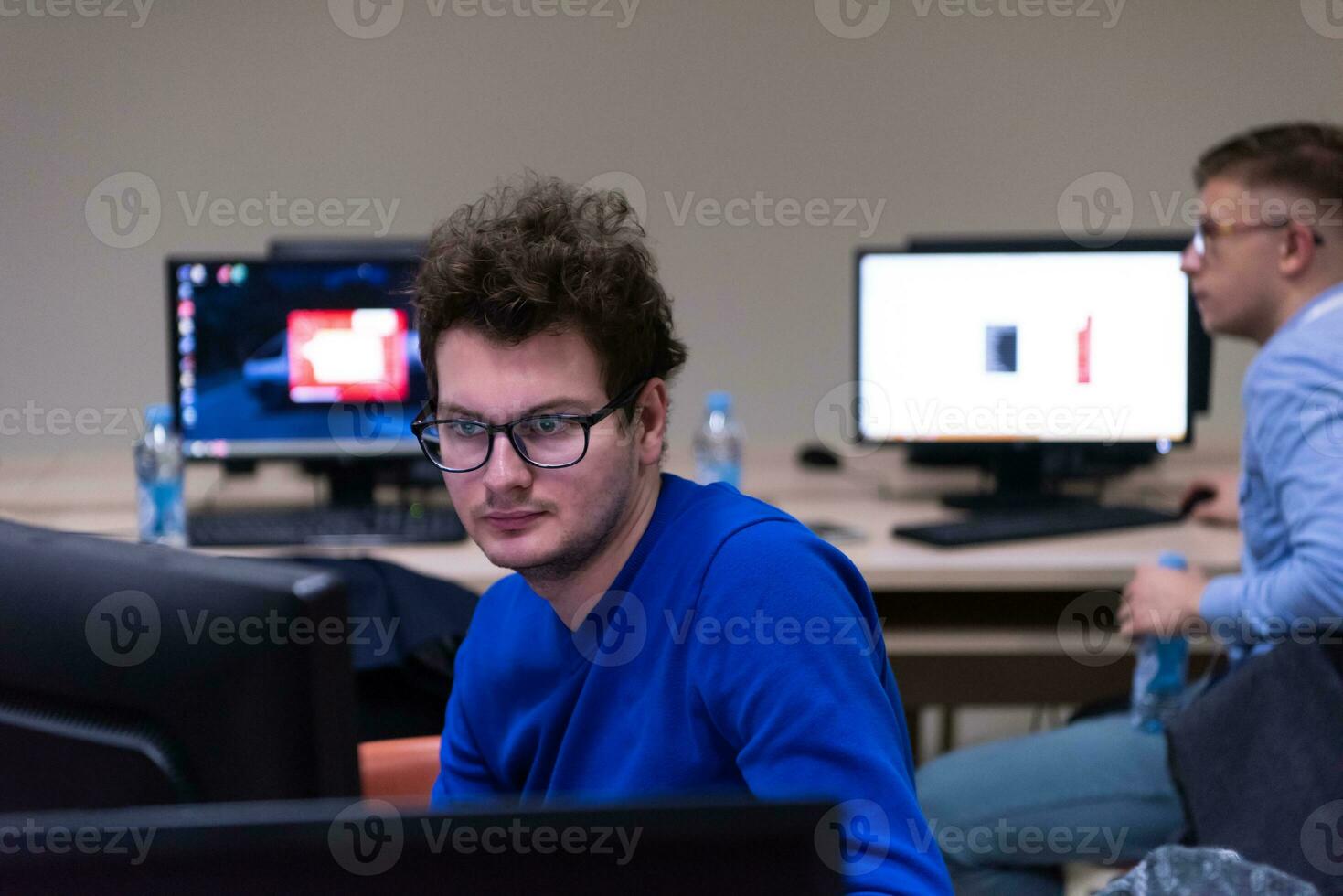 hombre de negocios que trabaja usando una computadora en la oficina de inicio foto