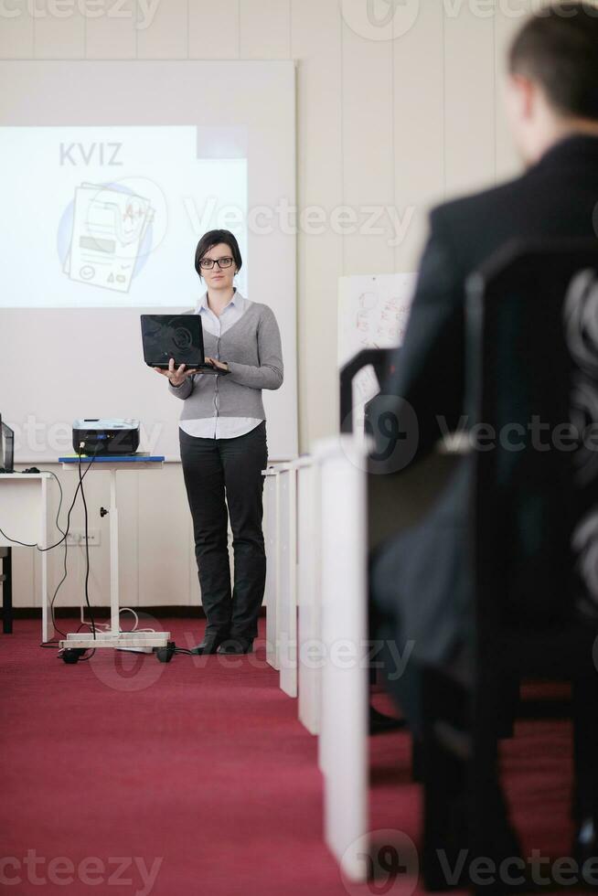 grupo de personas de negocios en seminario foto