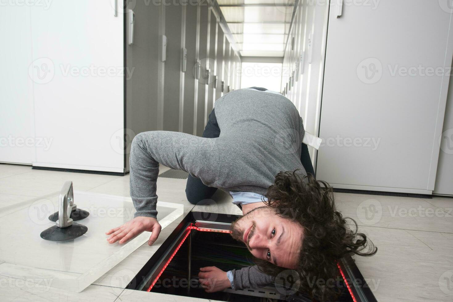 ingeniero conectando cables en la sala de servidores foto