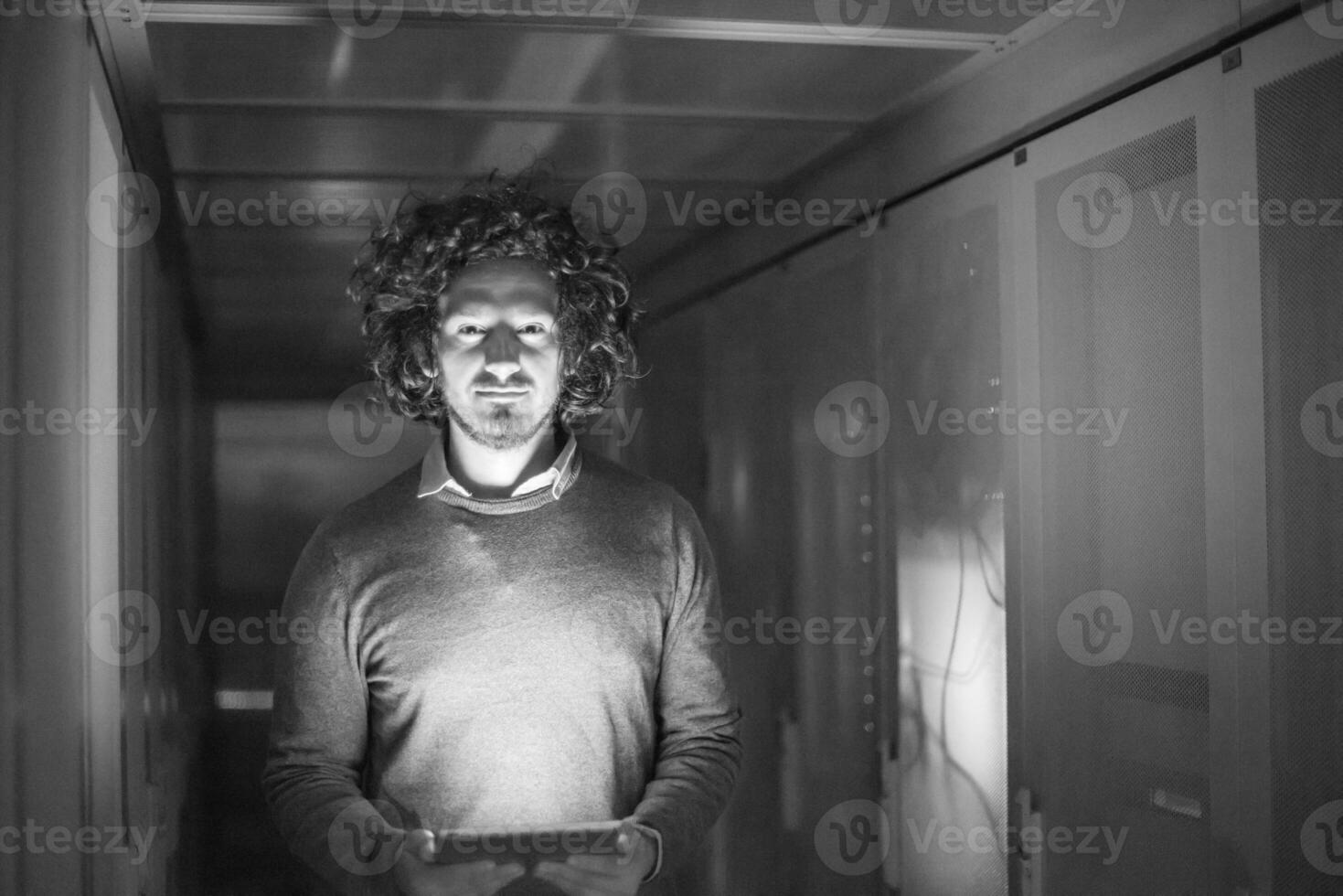 ingeniero de TI trabajando en una tableta en la sala de servidores foto