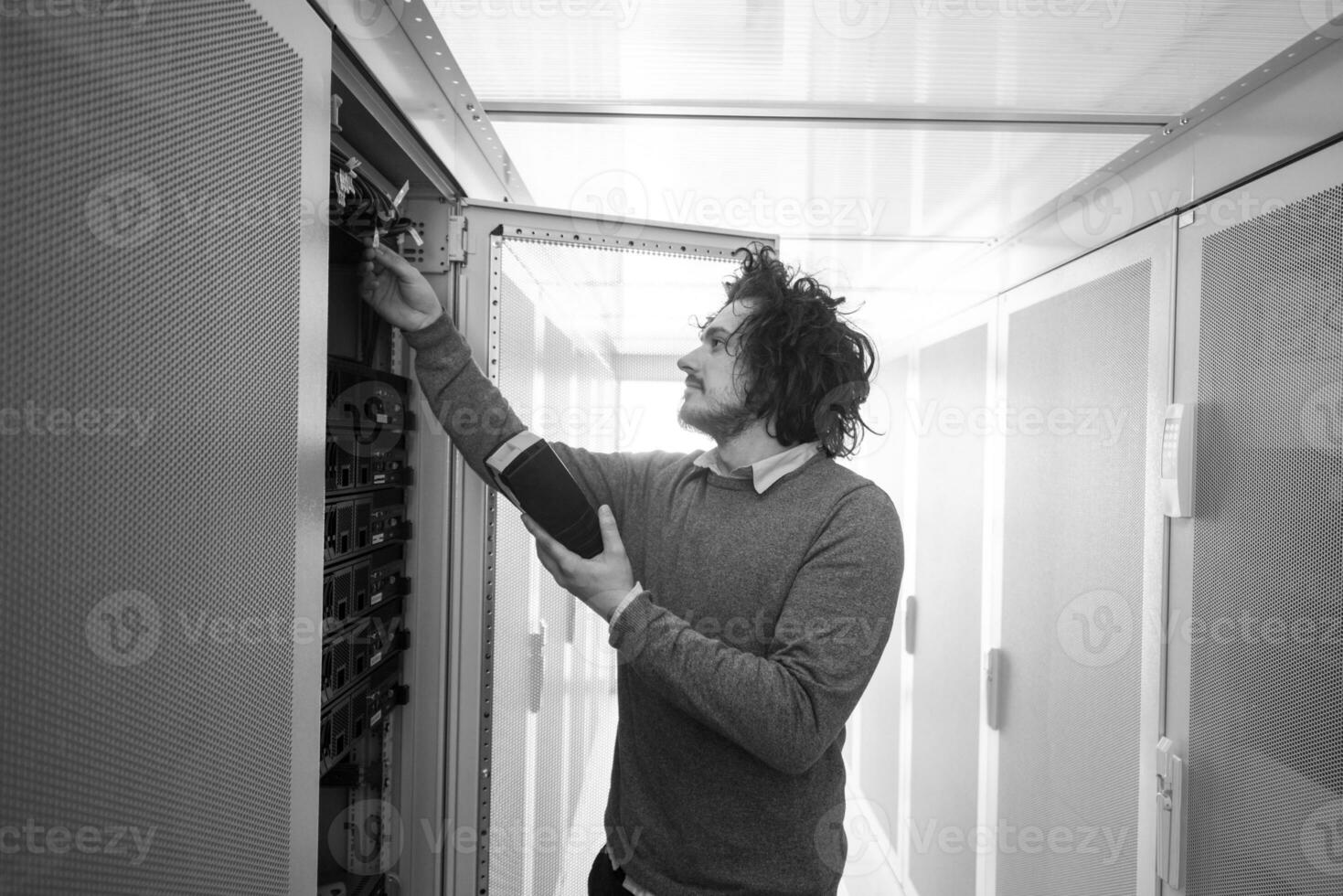 technician using digital cable analyzer 31051602 Stock Photo at Vecteezy technician using digital cable analyzer 31051602 Stock Photo at Vecteezy
