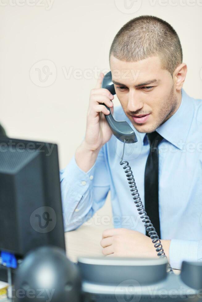 hombre de negocios con auriculares foto