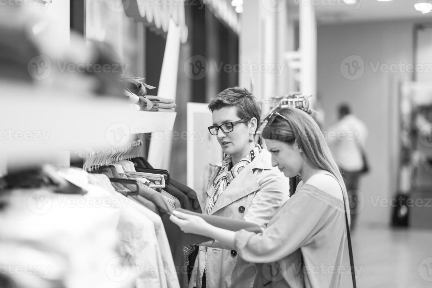 mejor amigo de compras en un gran centro comercial foto