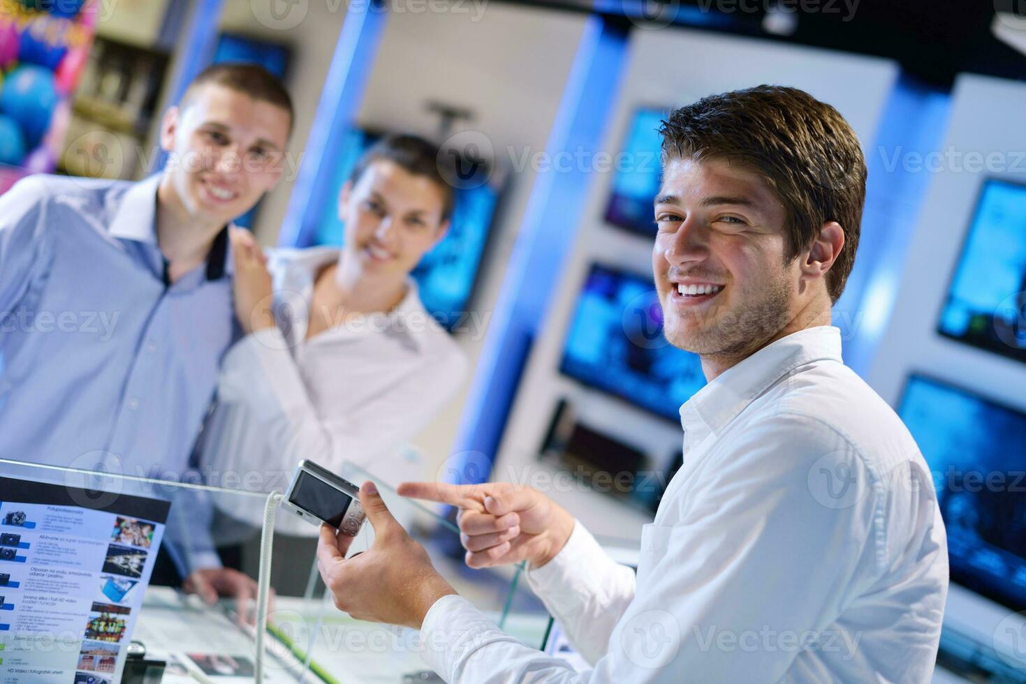 pareja joven en la tienda de electrónica de consumo foto