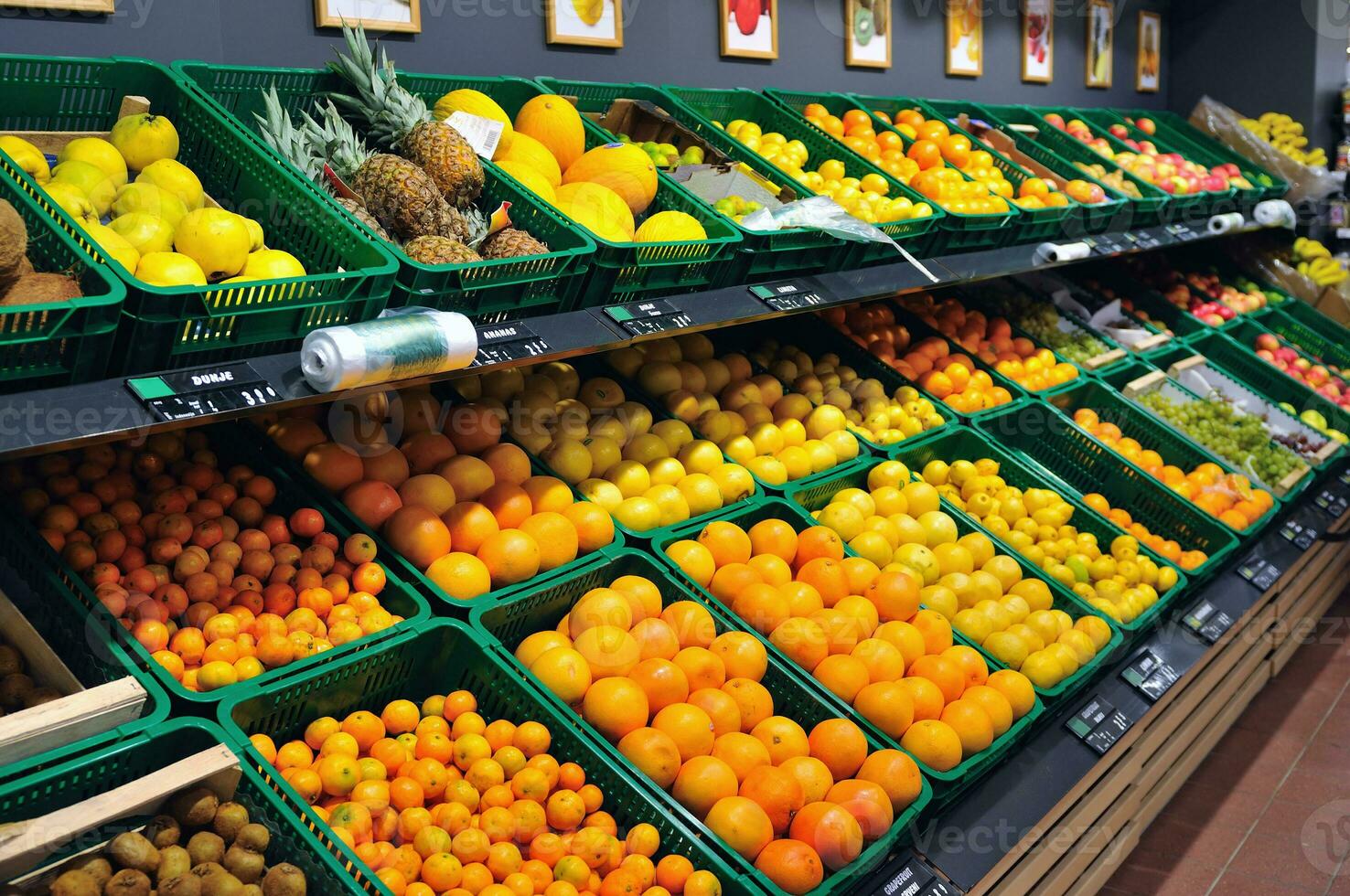 Fresco frutas en supermercado foto